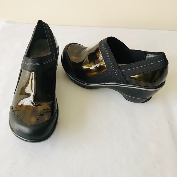 Jambu Shoes - 🐝Jambu Marble Iridescent Booties size 9